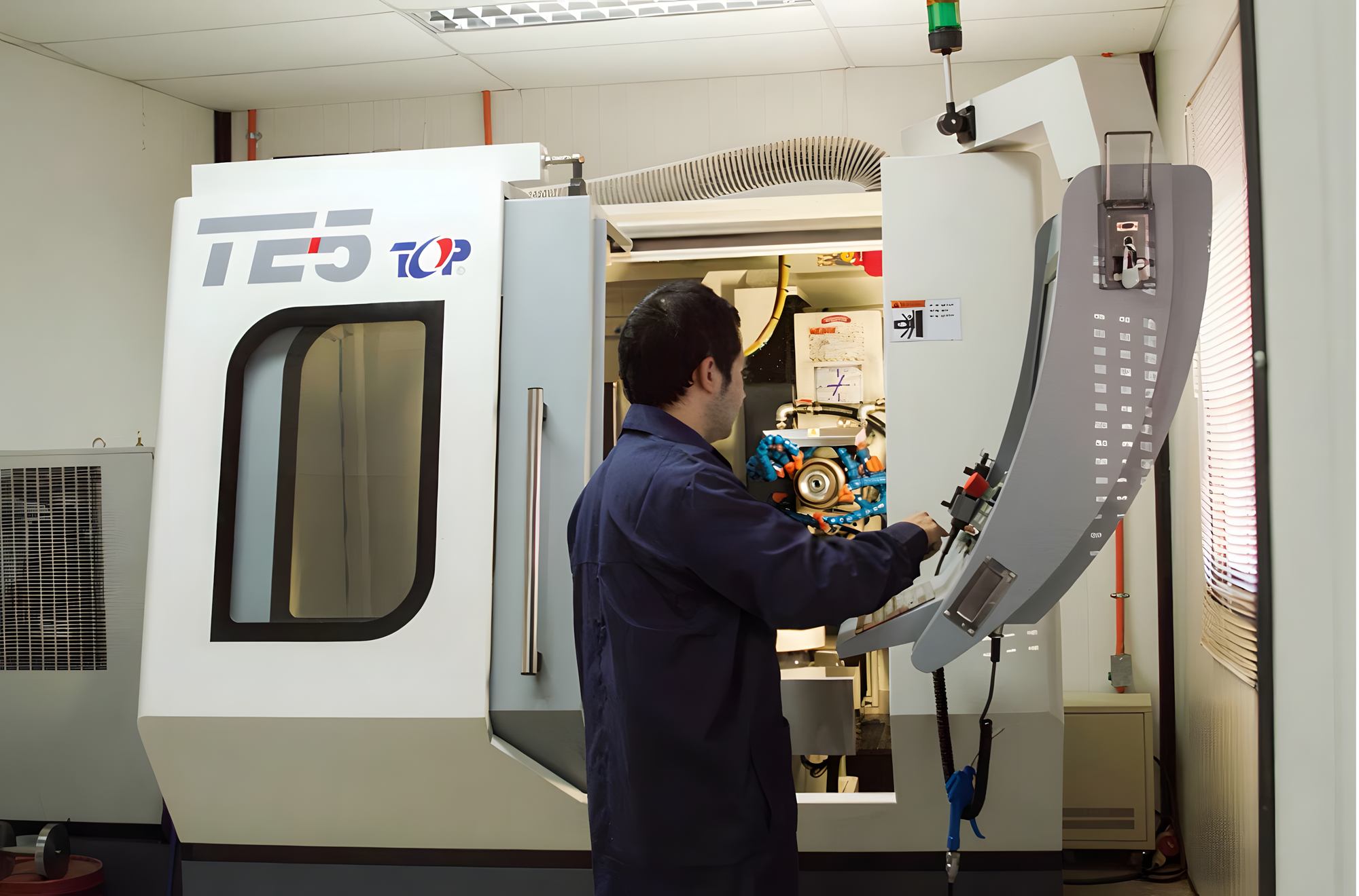 Operador de Creacort en la afiladora CNC de 5 ejes, en el taller de San Bernardo